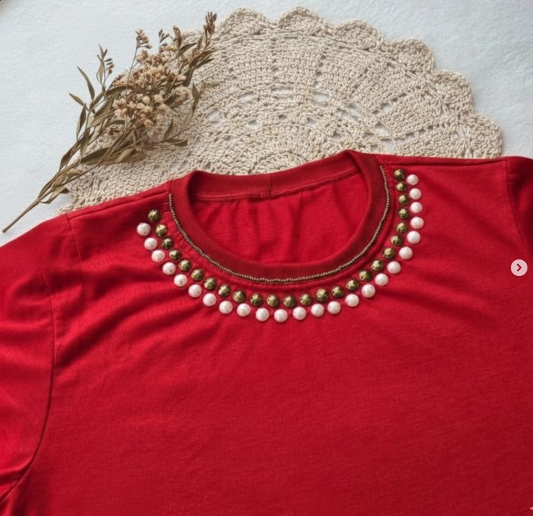 O vermelho que te acompanha do sol à lua! ☀️🍨🌙🍸